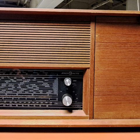 Gammel Radionette radio med liten platespiller, retro.