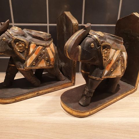 2stk Flotte dekorative Elefant bokstøtter selges samlet kr 450,-