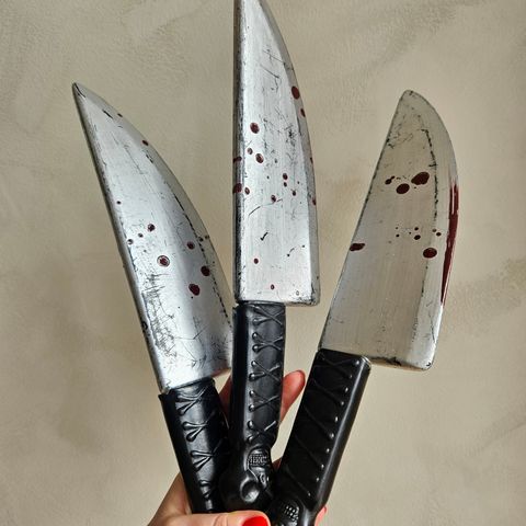 Kniver med blod selges samlet
