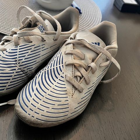 Adidas fotballsko str 33