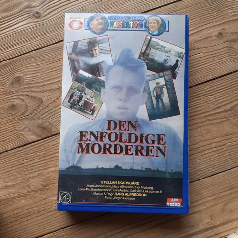 DEN ENFOLDIGE MORDEREN. NORSK BIG BOX VHS UTLEIEFILM.