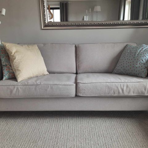 Stilren og komfortabel sofa