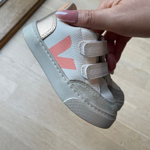 Veja V-12 barnesneakers strl 22