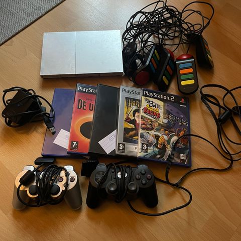 PS2 konsoll med utstyr og spill