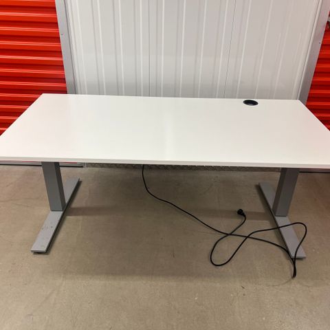 2stk Skrivebord med elektrisk hevsenk i hvitt fra Kinnarps, 160x80cm, pent