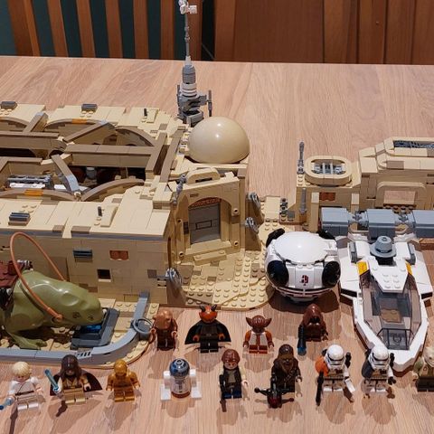 LEGO Star Wars 75290 Mos Eisleys bar/cantina MED figurer og eske