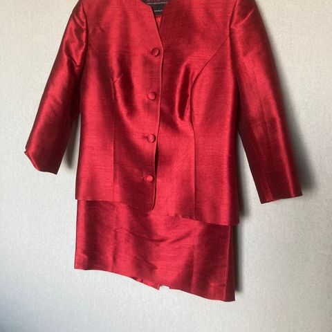 Rød thaisilke drakt/todelt kjole