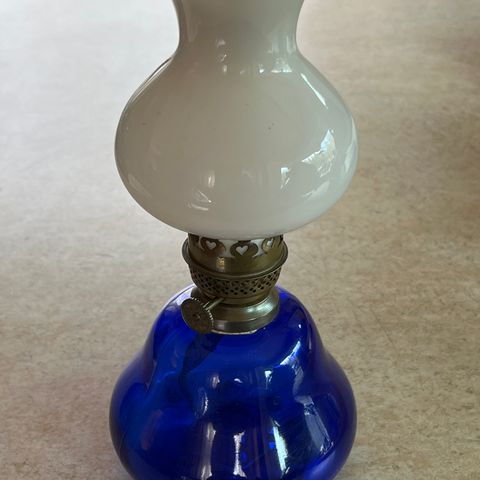 Vakker gammel vintage olje/parafinlampe i glass i flott sesign