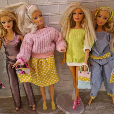 Hjemmesydde klær som passer til Barbie og dukker selges billig.