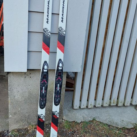 Ski (120cm) og stavar (95cm)