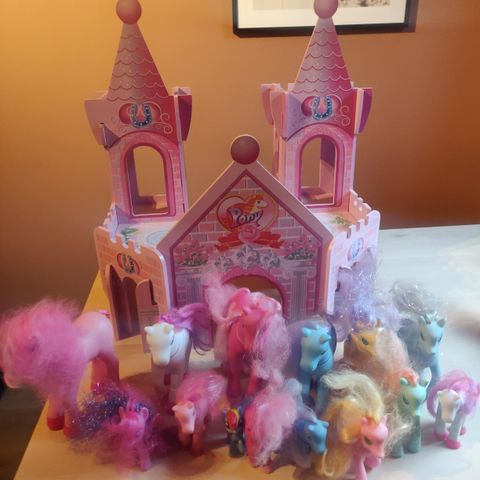 My little pony- samling med slott og diverse