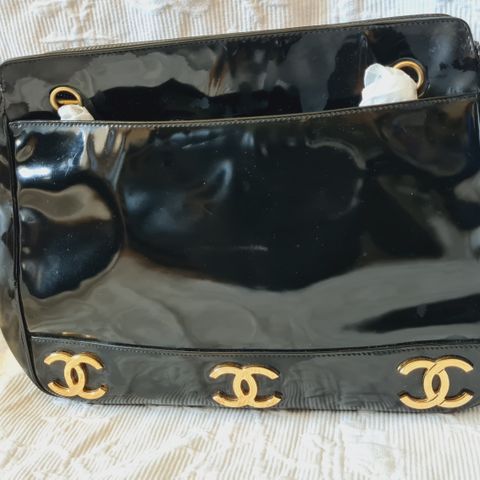 Sjelden vintage Chanel trippel logo (CC) svart enamel skulderveske