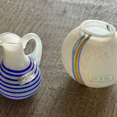 Kosta Boda miniatyr vase og mugge