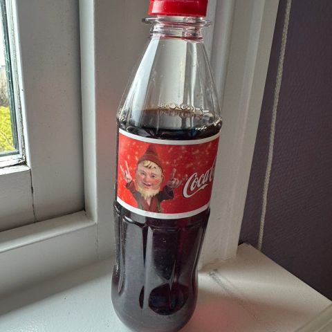 Coca-Cola flaske med satan-nisse.