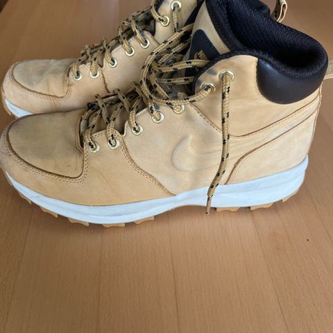 Pent brukte Nike vintersko i str 44. (Må hentes)