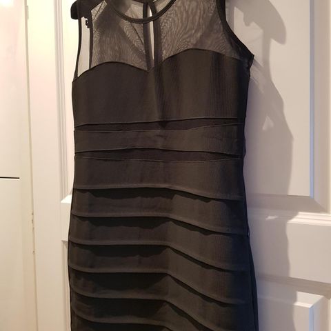 Fin svart kjole i str 38