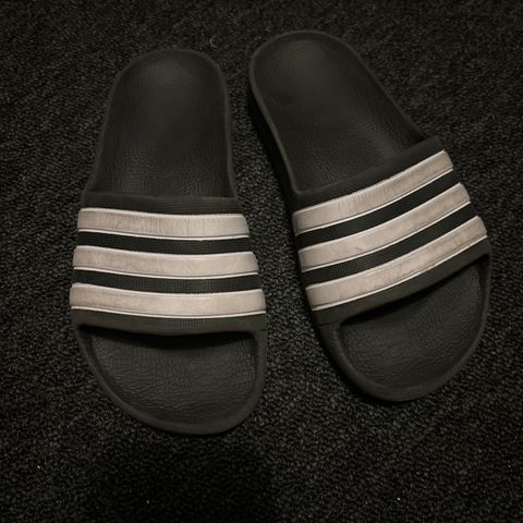 Adidas slippers / innesko størrelse 31