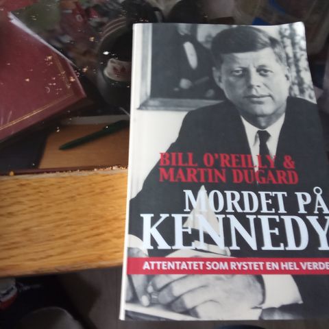 Mordet på Kennedy pocket 300 sider