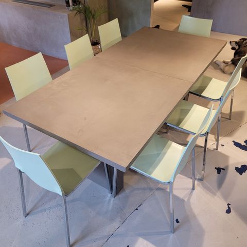 Stort design spisebord med stoler