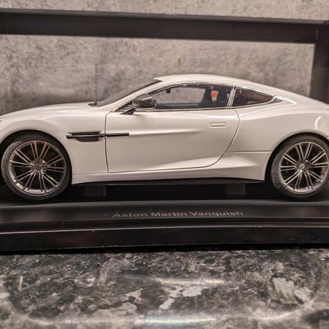 AUTOart - Aston Martin Vanquish - 2015 modell - hvit lakkert - skala 1:18