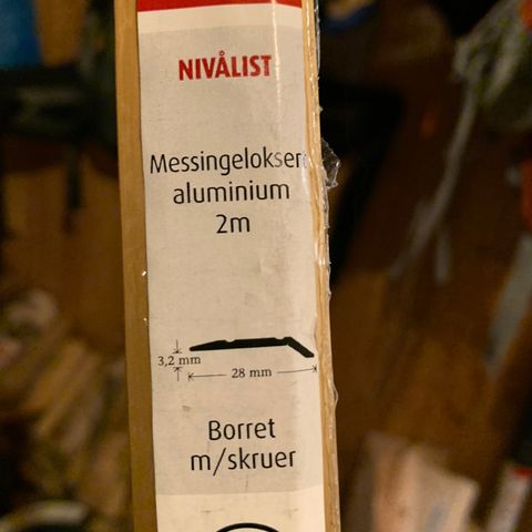 messingeloksert nivålist