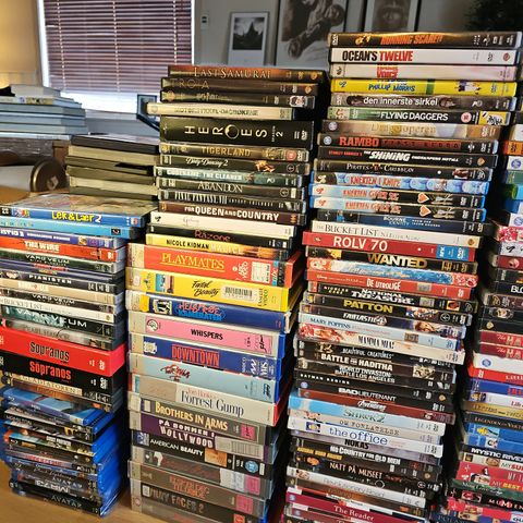 Filmsamling: 990 DVD og div VHS, Blu Ray og Laserdisc selges samlet
