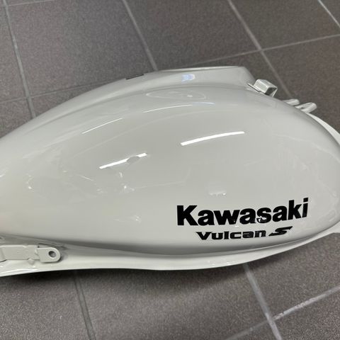 Kawasaki Vulcan 650 tank (svært liten bulk/ripe)