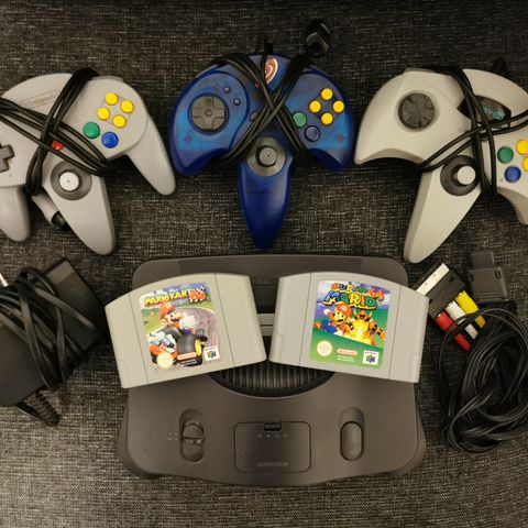 Nintendo 64 med tre kontrollere og Mario Kart+Super Mario
