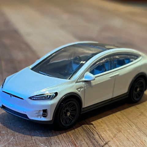 Hvit Tesla Model X modellbil