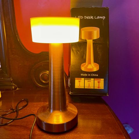 Ny Oppladbar lampe med flere lysfarger billig til salgs.