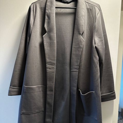 Blazer/ Cardinan i mykt stoff m/3/4 ermer