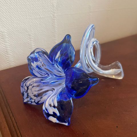 Glassfigur av blå blomst