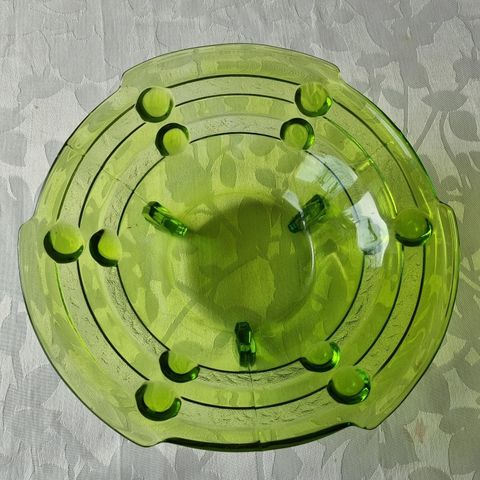 Art Deco-bolle i grønt pressglass
