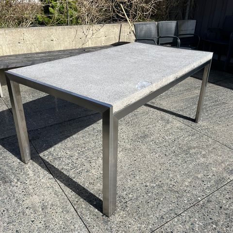 Unikt håndlaget design hagebord/utebord i betong og aluminium