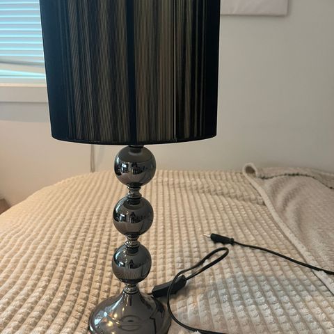 Lampe med skjerm