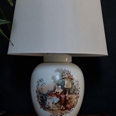Nydelig eldre  porselen lampe .Håndmalte detaljer.