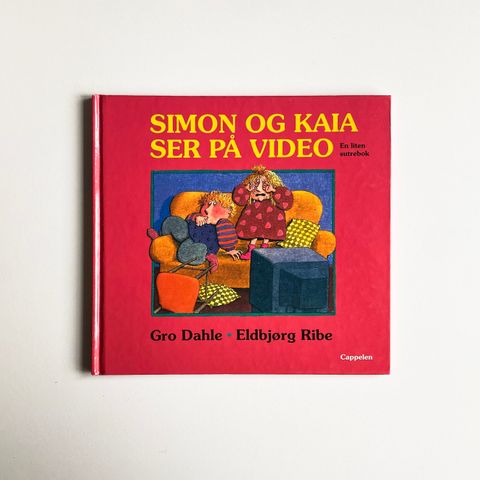 Simon og Kaia ser på video av Gro Dahle