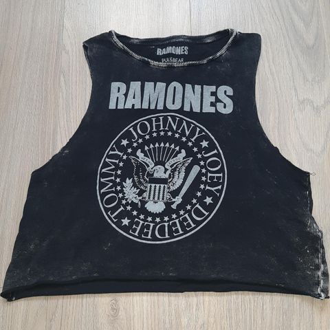 Svart topp fra Ramones, Pull&Bear, Johnny Joey Deedee Tommy str S