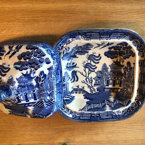 Crown Pottery J.T Longton blue willow terrine tidlig 1800 tallet.