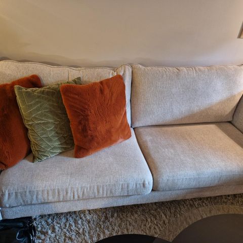 Knallfin sofa 3+2 lite brukt. Flekkfri, som ny. Ble for stor hos meg.