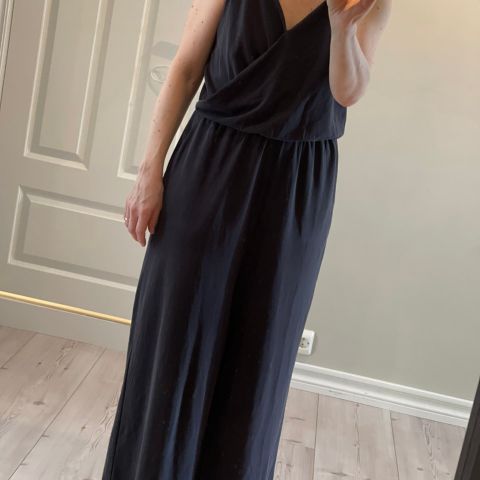 Svart super-soft wrap jumpsuit fra Monki i str S /M til dame