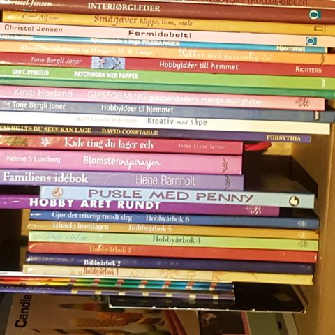 Eske med hobbybøker med mer ca 40 stk samlet for 200,- (= 5,- pr stk) . trn