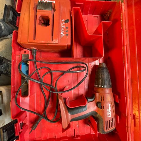 Lite brukt Hilti drill SF-151A m/lader