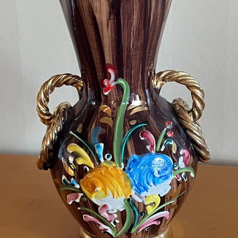 Vase i italiensk keramikk