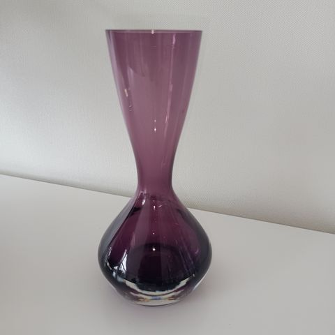 Flott vase i farget kunstglass