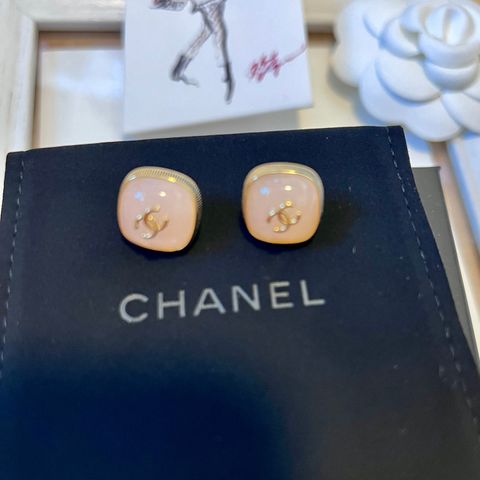Redesignet Chanel øredobber i dust rosa 🌸