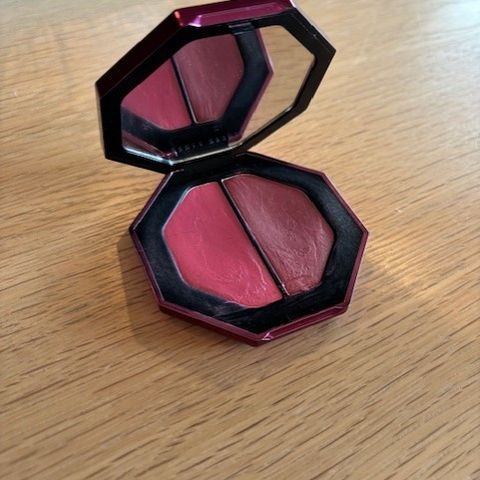 Blush og øyenskygge fra Fenty Beauty