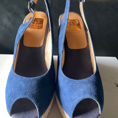 Sandaler med kilehæl / wedges fra Kanna med peeptoe strl 39