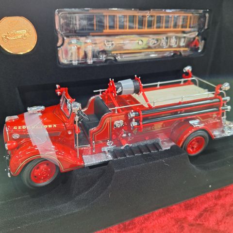 FORD 1938 FIRE ENGINE ROAD SIGNATURE 1:24