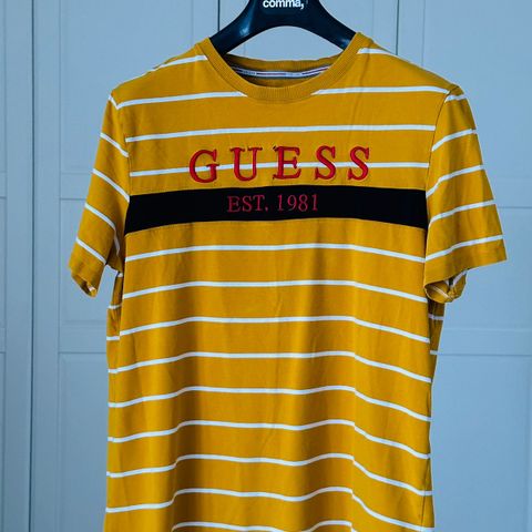 GUESS T-skjorte / herre / gul med hvite striper / M